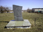 marmurowy pomnik "Ku pamici i czci ydom ofiarom zagady 1939 - 1945"