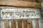 inskrypcje na cianach domu przedpogrzebowego na cmentarzu ydowskim w Sierpcu