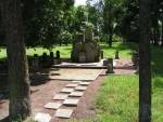 na terenie cmentarza ydowskiego wzniesiono pomnik