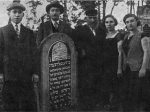 archiwalne zdjęcie wykonane na cmentarzu żydowskim w Białej Rawskiej