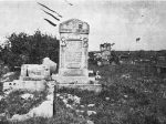 archiwalne zdjęcie wykonane na cmentarzu żydowskim w Białej Rawskiej