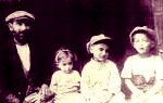 Mosze Winkielman i jego dzieci: Rebecca, Arthur i Harry. Mosze by bratem dziadka Hermana Storicka. Zdjcie wykonane w 1890 roku. 