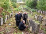 Naczelny Rabin Polski Michael Schudrich na cmentarzu żydowskim w Józefowie