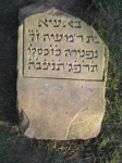 Macewa z cmentarza żydowskiego w Kałuszynie, znajduj±ca się w skansenie przy Szkole Podstawowej w Groszkach Nowych 