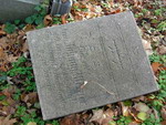 zniszczony nagrobek na cmentarzu ydowskim w Opolu