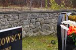 Macewy w murze cmentarza komunalnego w Ostrowcu w.