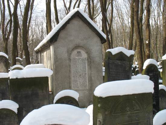 Ohel cadyka Emanuela Waltfrieda z Przedborza na cmentarzu w Warszawie