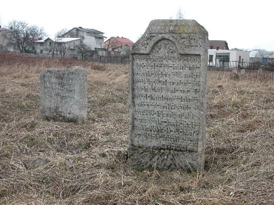 Tomasz�w Maz. -nagrobki na cmentarzu �ydowskim