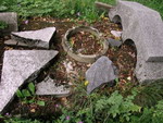 Wilamowice - zniszczony grób