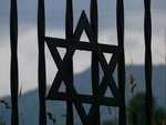 Gwiazda Dawida na bramie cmentarza ydowskiego w Zakopanem